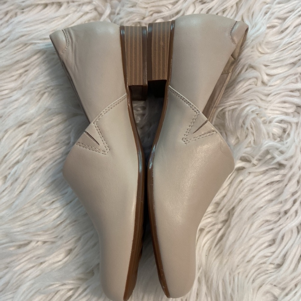 CLARKS Collection Shoes size 8 Ivory Leather so soft heel 1” so beautiful shoes - Picture 4 of 12